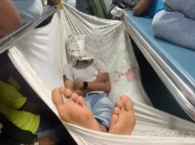 شاب هندي يبتكر طريقة مبدعة للنوم في قطار مكتظ بالركاب... صور