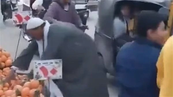 فيديو .. جدعنة صعيدي يحصد ملايين المشاهدات بردة فعله تجاه شاحنات المساعدات