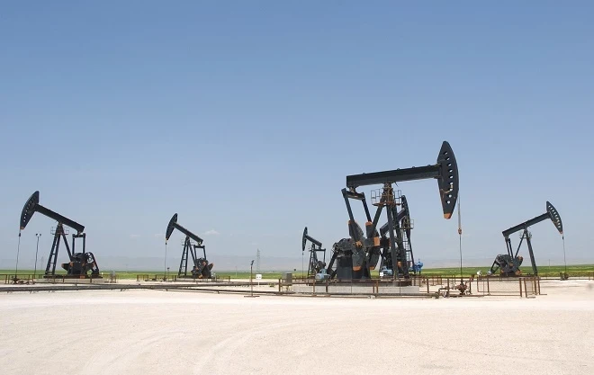 وزير النفـط السوري يكـشف: إنتـاج النفـط متـدنٍ وسـوق سـود.اء ورثـها النظـام السابق!