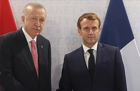 أردوغان وماكرون يتفقان: ضـرورة رفع العقـ.ـوبات الأوروبية عن سوريا لدعم الاستقرار