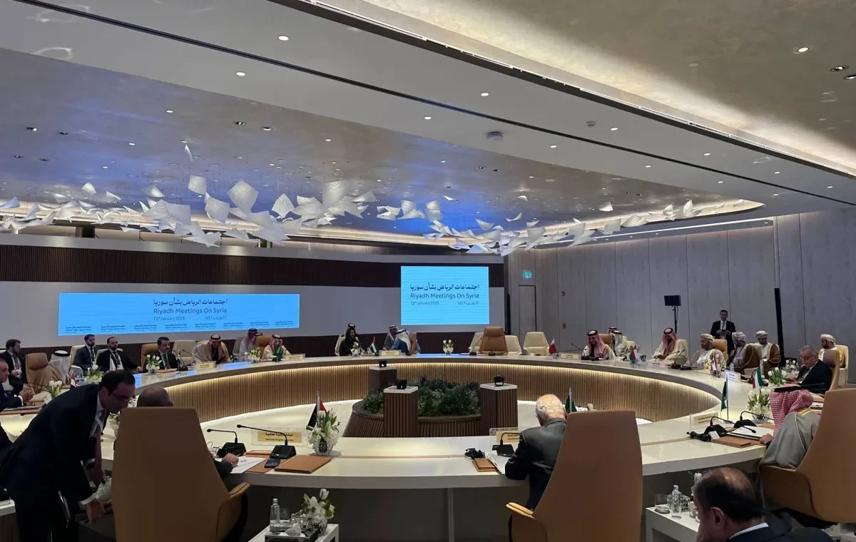 اجتمـاع الرياض يـدعو إلى عمـلية سـياسـيـة شاملة ورفـع العقـوبات عن سوريا