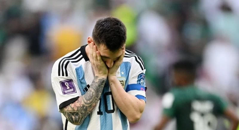 جـ.ـدل واسـع بين الشيخ العفاسي والمغنية احلام حول ميسي