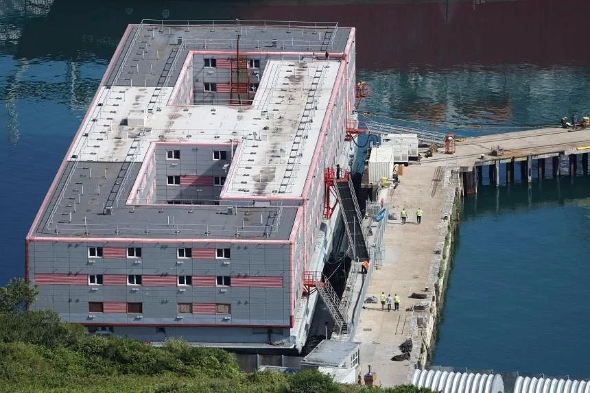 تغيير في سياسة اللجوء في بريطانيا: نقل طالبي اللجوء إلى بارجة "بيبي ستوكهولم" وتشديد العقوبات على مشغلي المهاجرين