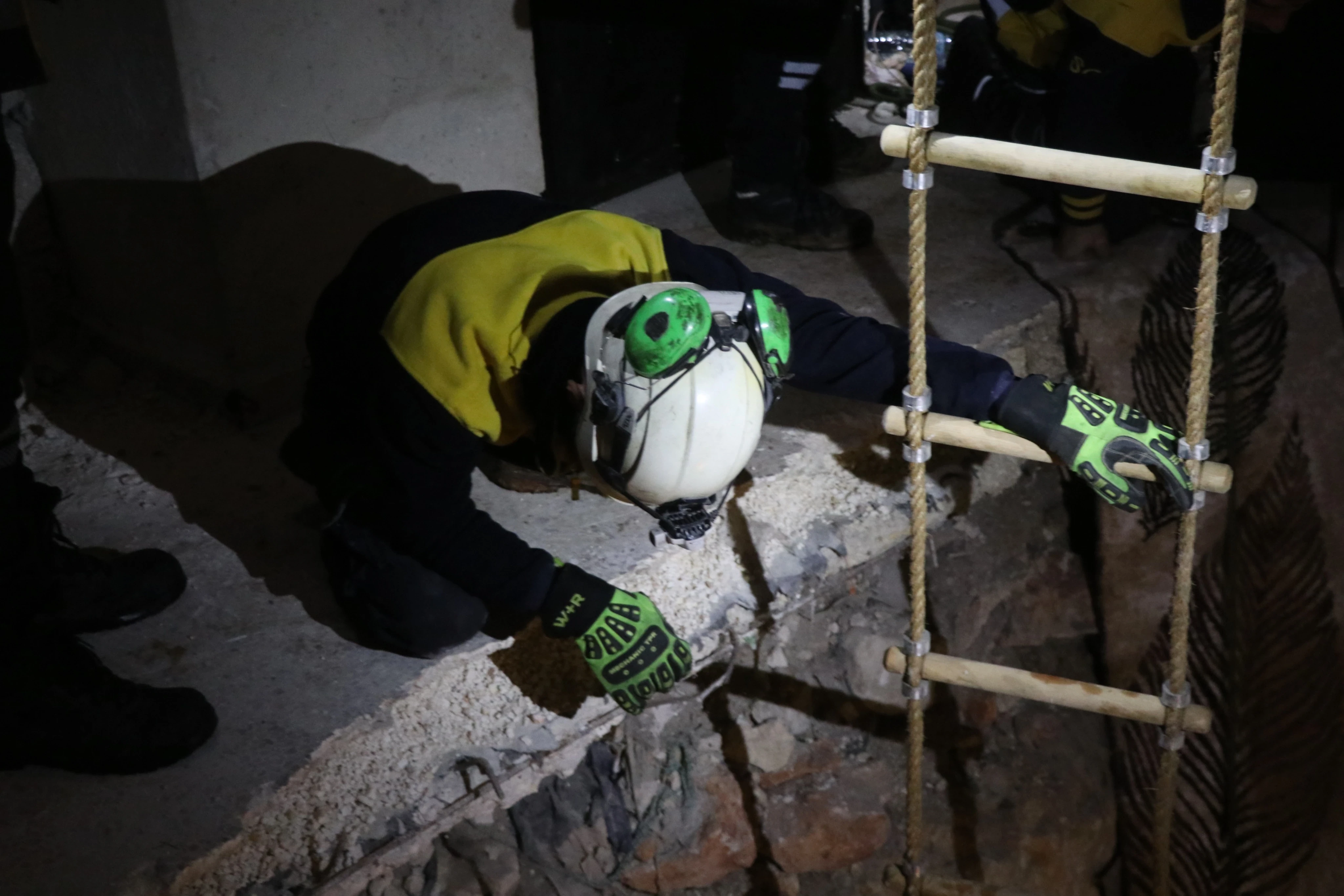 الدفاع المدني ينقذ شابًا سقط في بئر بريف دمشق الجنوبي