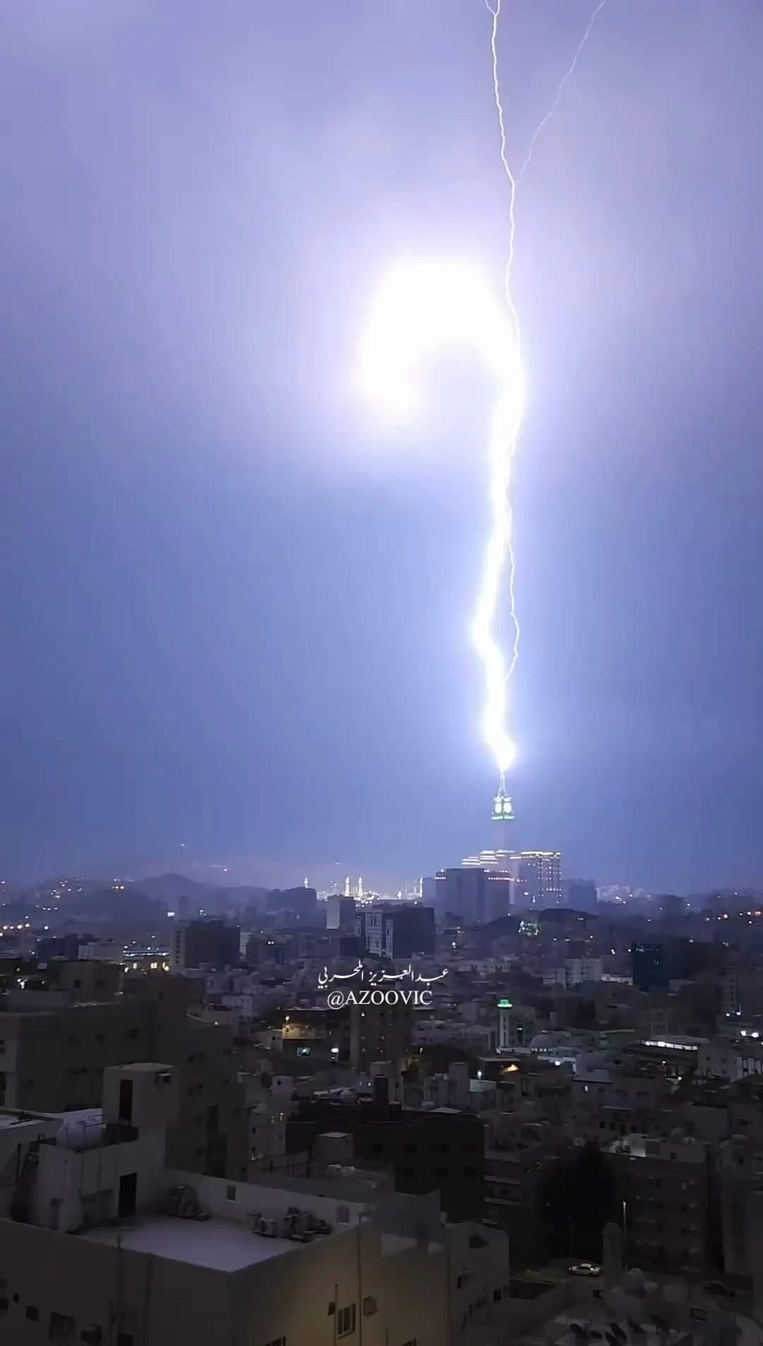 بالصور والفيديو... لحظة تعرض قمة برج الساعة بمكة لصاعقة برق قوية تزامنًا مع المولد النبوي الشريف
