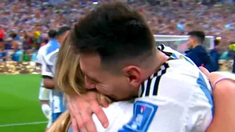 بالفيديو.. عناق وقبلات بين ميسي ووالدته بعد تتويج الأرجنتين