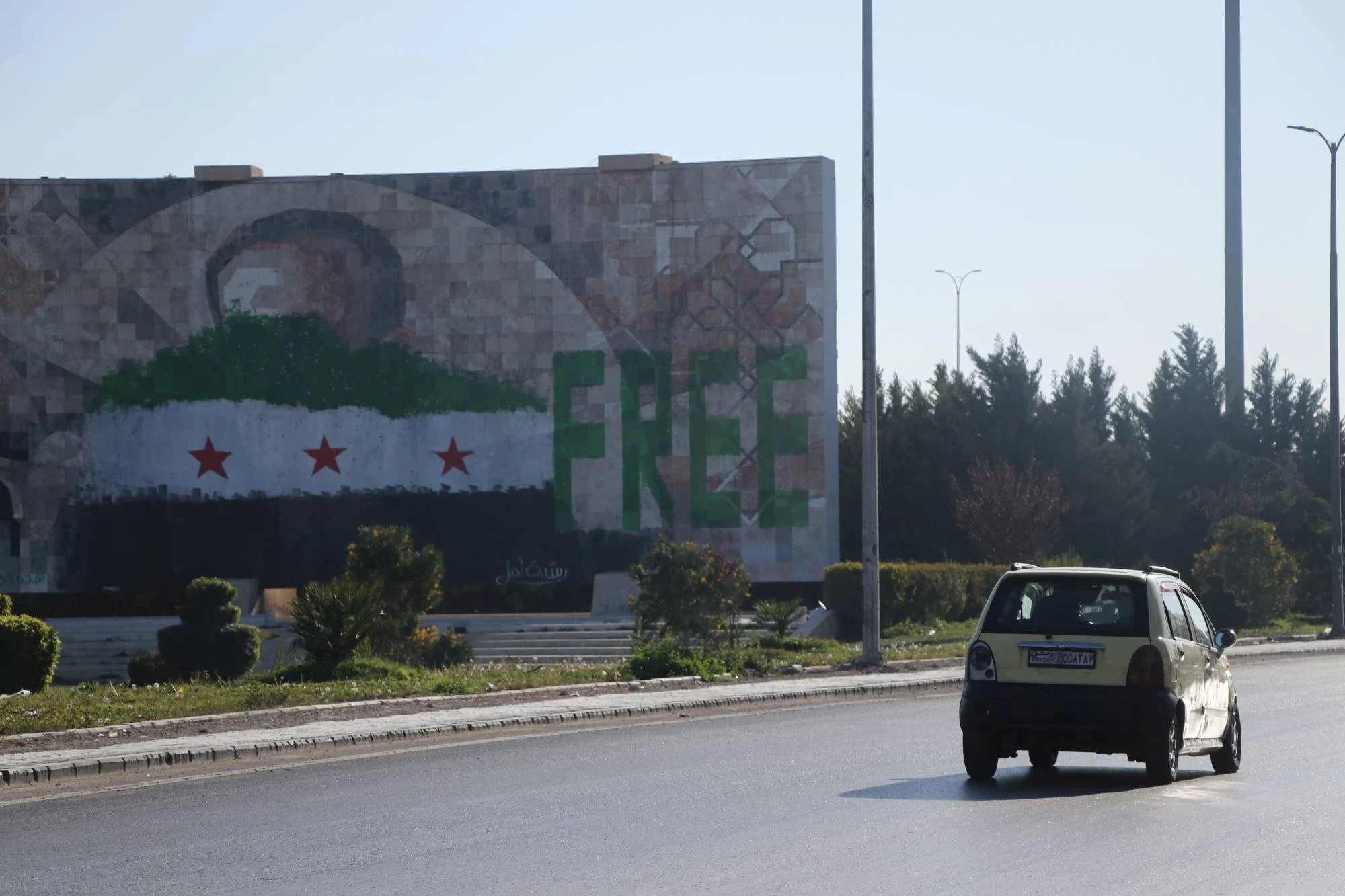 لبـنان يسـلّم 70 سورياً بينهـم ضـباط سـابقـون إلى إدارة العـمـليات العـسـكرية السورية