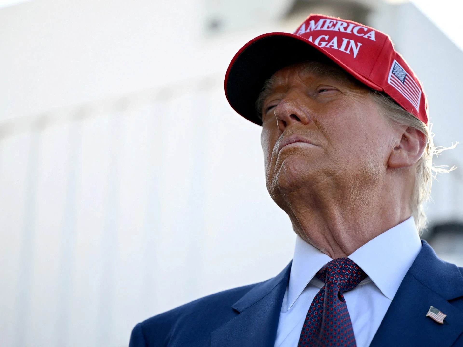 ترامب يهـ.ـد.د بفـ.ـرض رسـ.ـوم جـمركـية جديدة على المكسيك وكندا