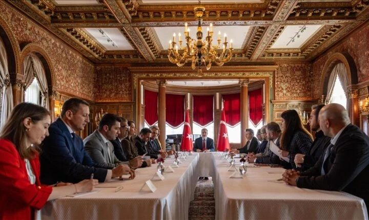 وزير الخارجية التركي هاكان فيدان يلتقي بممثلي الجالية السورية الأمريكية في واشنطن لمناقشة دعم المرحلة الانتقالية في سوريا