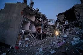 شاب يعود للحياة بعد أن توفـى جراء الز.لـزال