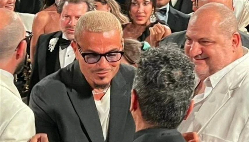 عمرو دياب يصـفـع معجباً على وجـهه