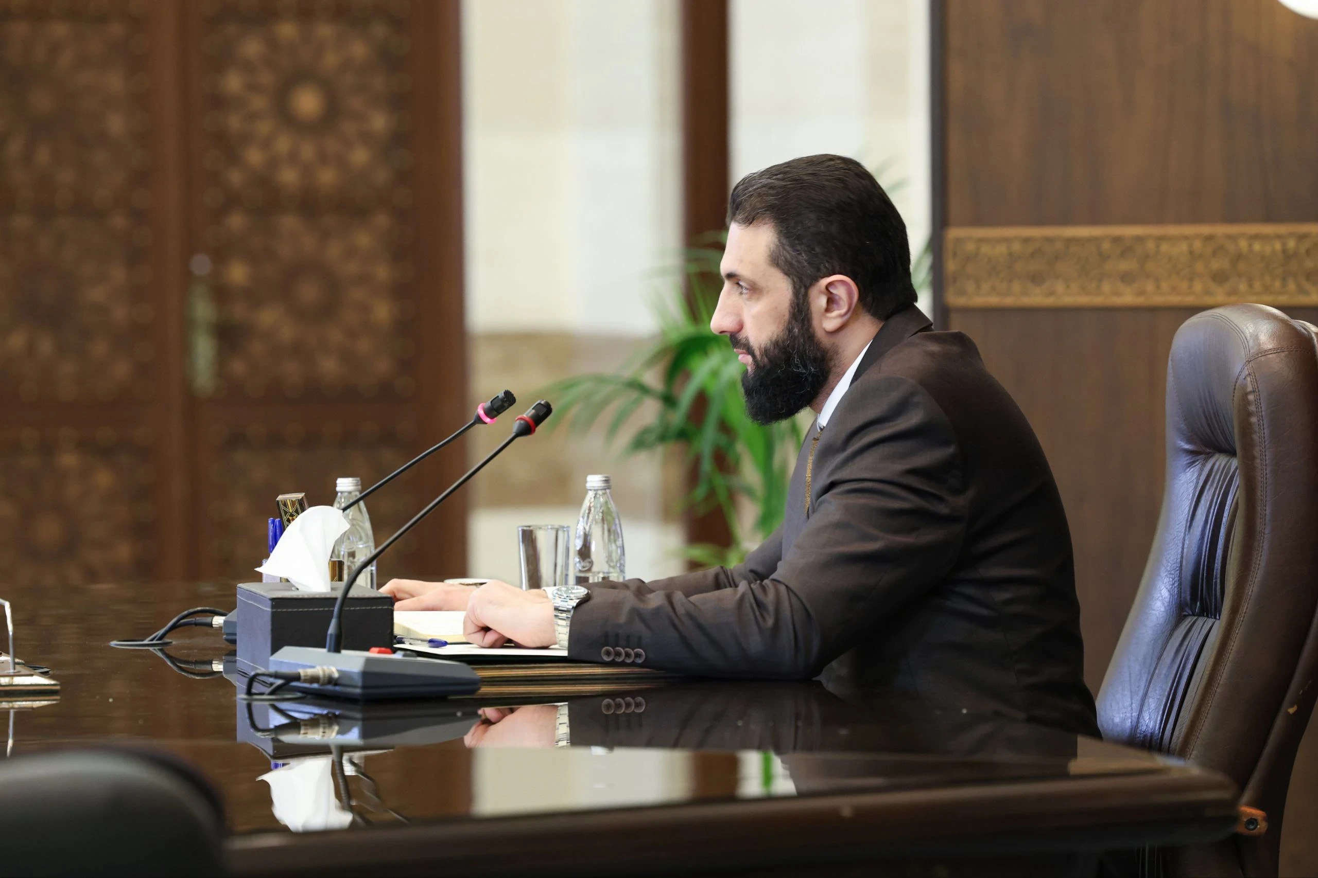 الرئيس الشرع يوجّه: فصل استثمارات المسؤولين الخاصة عن مهامهم الحكومية