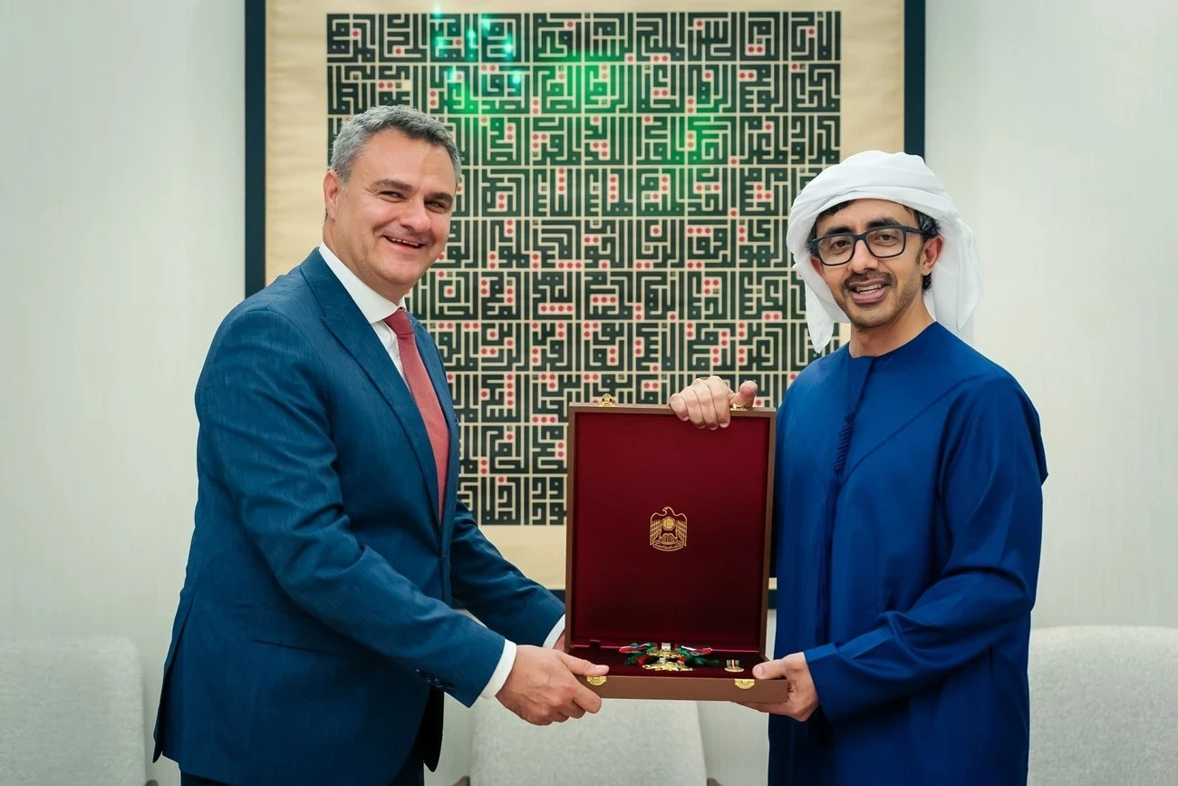 رئيس دولة الإمارات يمنح السفير التركي وسام زايد الثاني
