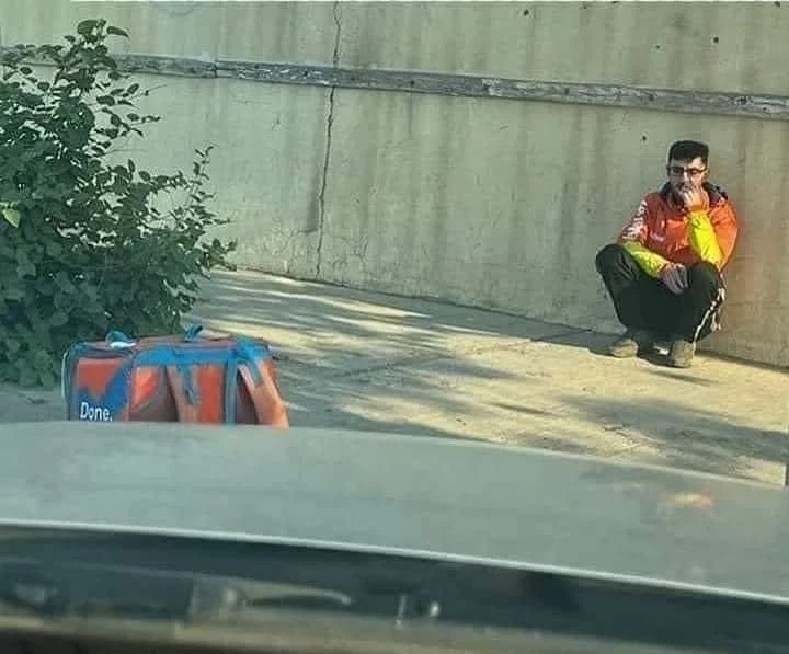 سُرقت دراجته وهو يصلي.. القصة الكاملة لصورة عامل الدليفري التي أبكت مواقع التواصل