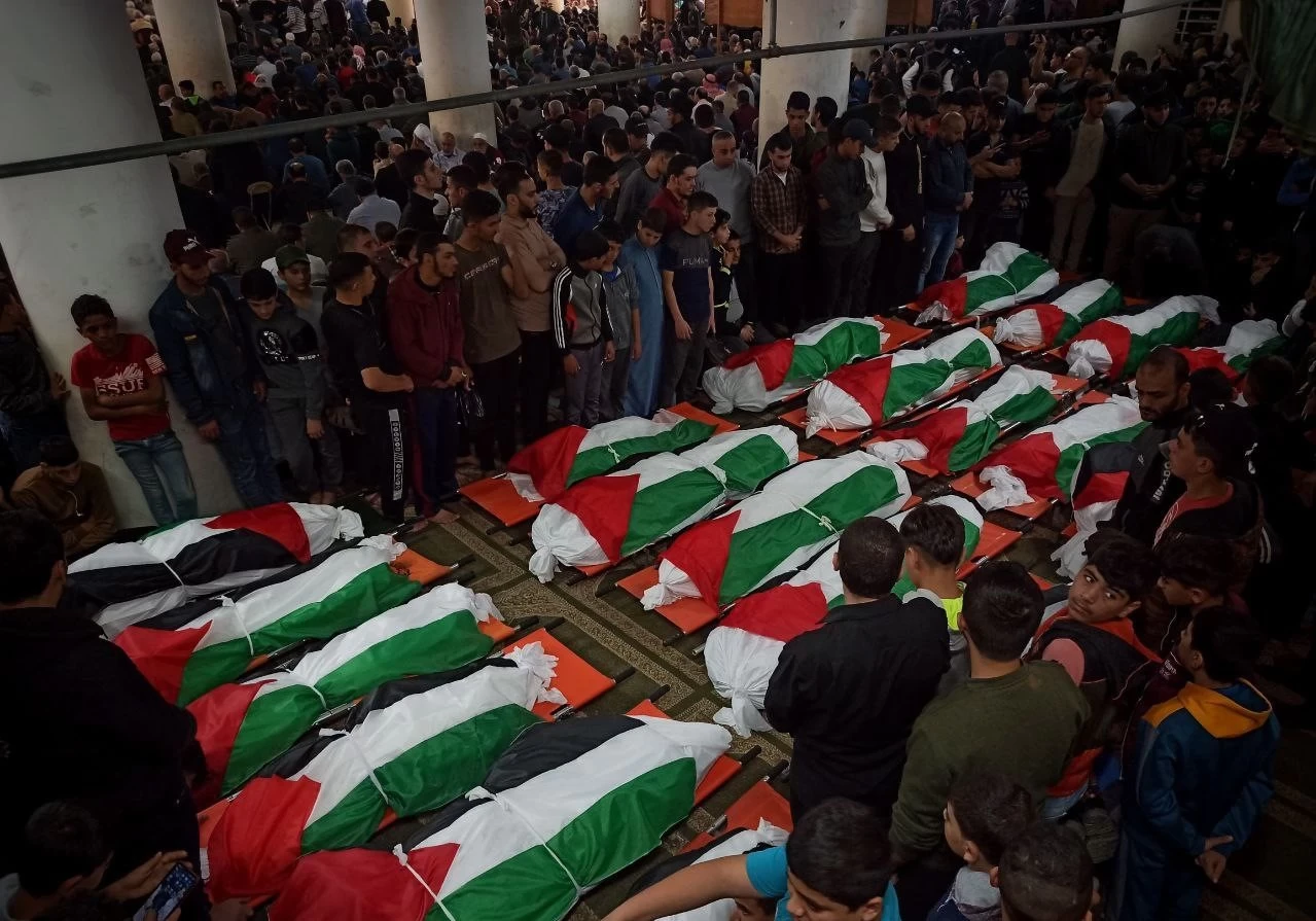 شاهد.. تشـ.ـييع جثـ.ـامين عائلة أبو ريا الذين قضوا في الحـ.ـريق بغـ.ـزة ..وصور الضـ.ـحايا