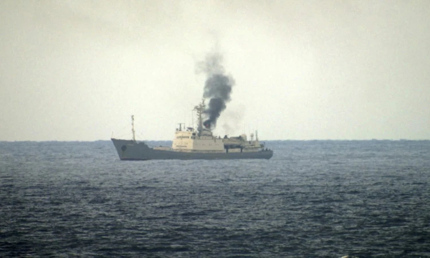 تفـاصيـل حـ.ـريـق في سفينة تجـ.ـسـس روسـية قبالة السواحل السورية: مـاذا يـحدث؟