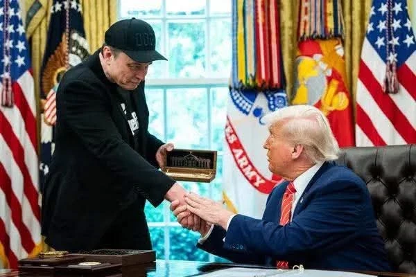 ترامب يهاجم ماسك ويهدد بإنهاء عقوده الحكومية