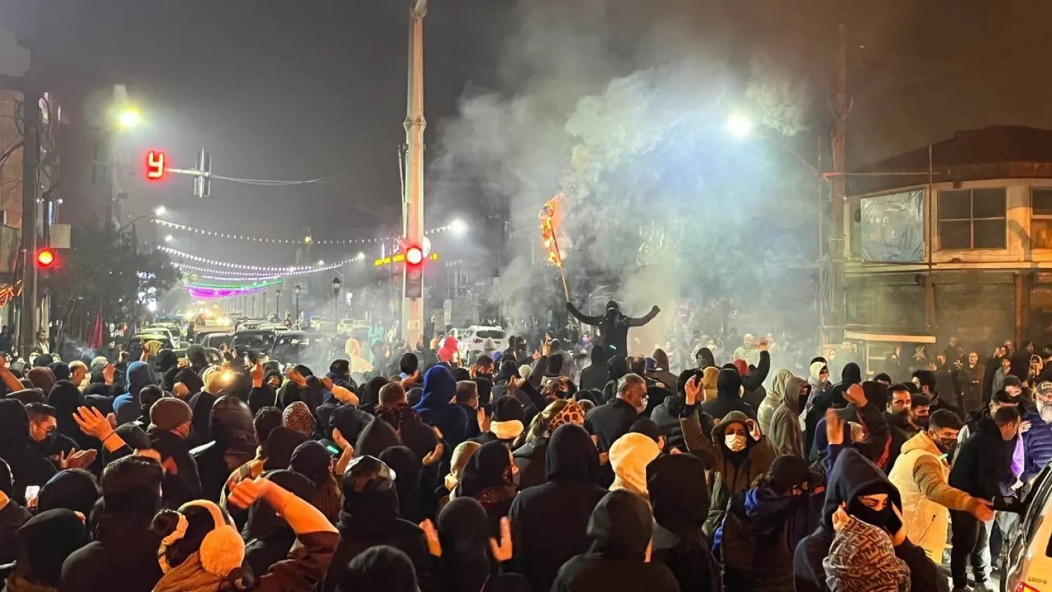 اتساع الاحتجاجات في إيران وتحذيرات دولية من تداعيات القمع