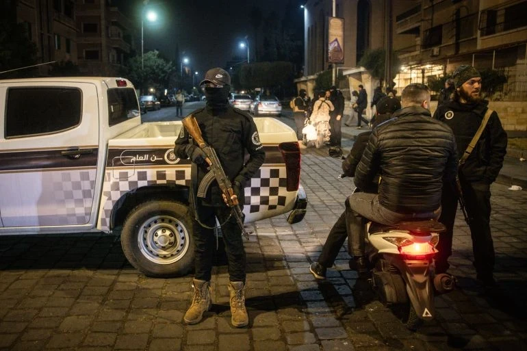 الأمن الداخلي يوقف مطلوباً خطـ.ـ يراً متورطاً في جـ.ـ رائم عنـ.ـف