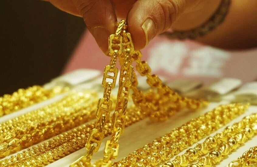 بداية عصر ذهبي جديد.. خبير اقتصادي سوري يكشف سرّ صعود الذهب في 2025