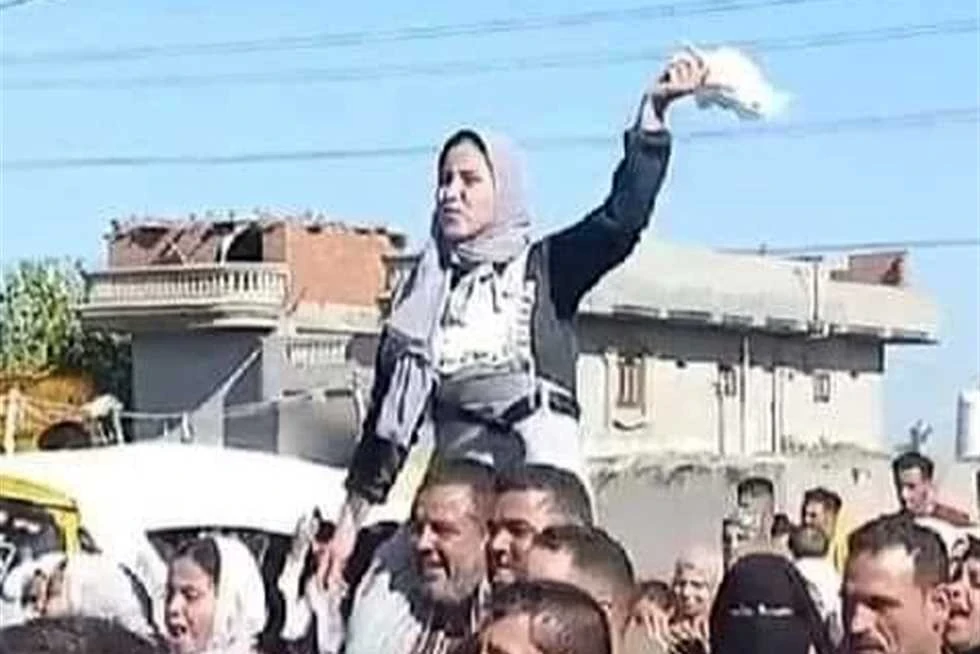 بعد ان اتهموها بعدم العذرية.. فتاة بالشرقية تحتفل ببراءتها على اكتاف والدها (فيديو)