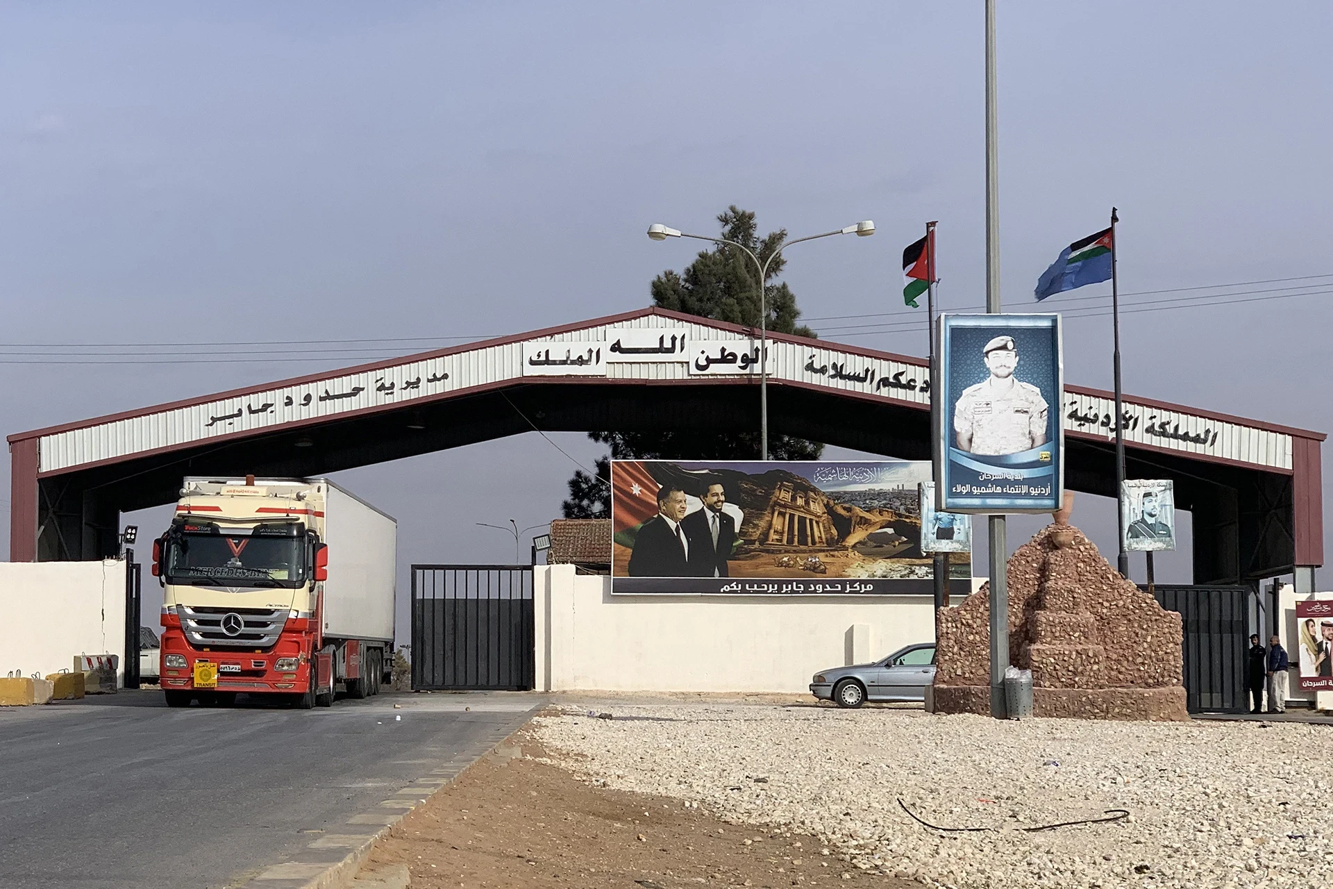 ارتفاع غير مسبوق في حركة الشاحنات بين الأردن وسوريا منذ بداية العام