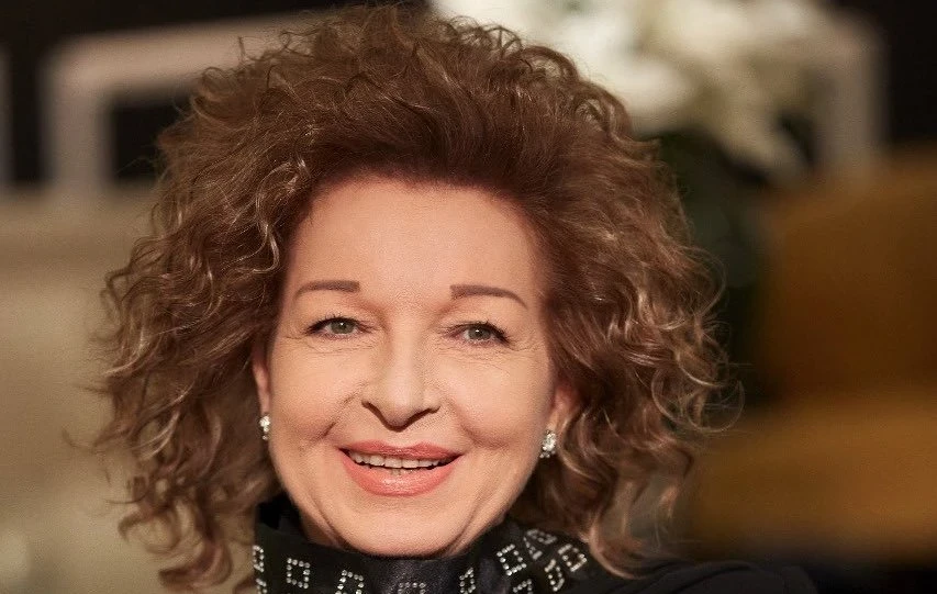 الفنانة السورية "نادين" تكشف جوانب من حياتها الشخصية وماضيها