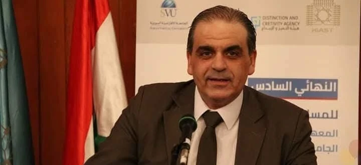 إقالة "خليل عجمي" من رئاسة الجامعة الافتراضية السورية بعد فضيحة دعمه للنظام.. غضب شعبي ودعوات لمحاسبته