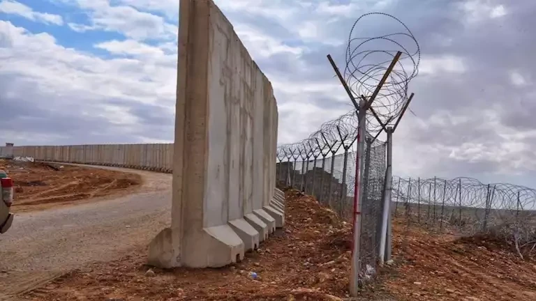 العراق يعـلن اكـتمال بناء 400 كيلومتر من الجـدار الحدودي مع سوريا ويـؤكد تحـصيـن الحدود الغربية