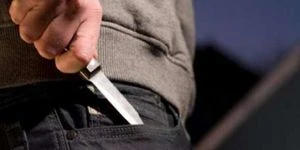 القبض على شاب قام بطعن 10 أشخاص بسكين من بينهم رجل وامرأة سوريّا الجنسية