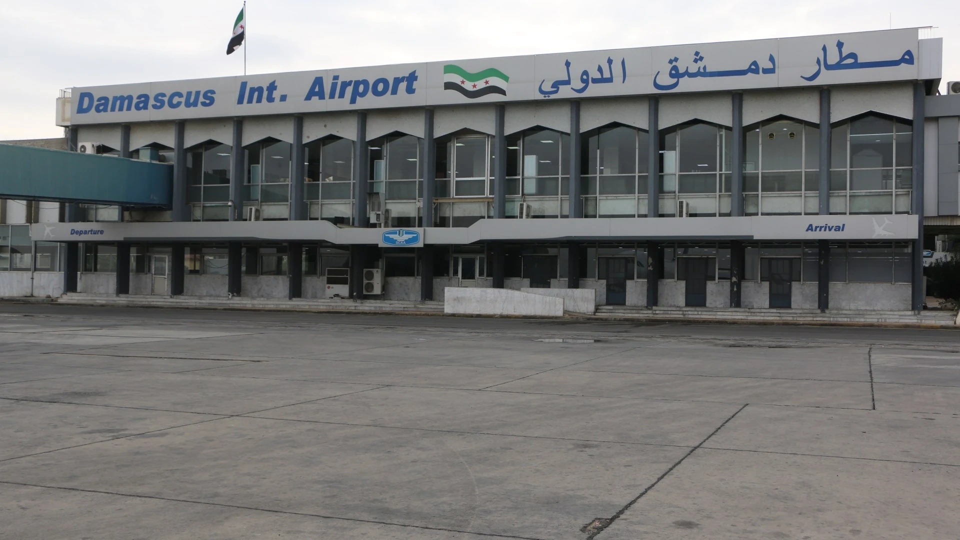 إجراءات فنية لإزالة مخلفات الحرب قرب مطار دمشق الدولي