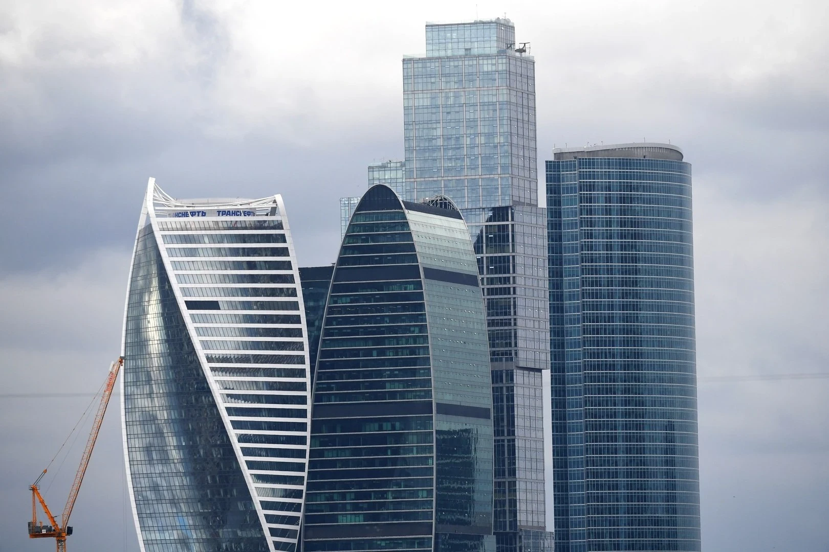 برج زجاجي وقيود أمنية.. تفاصيل حياة الأسد في روسيا