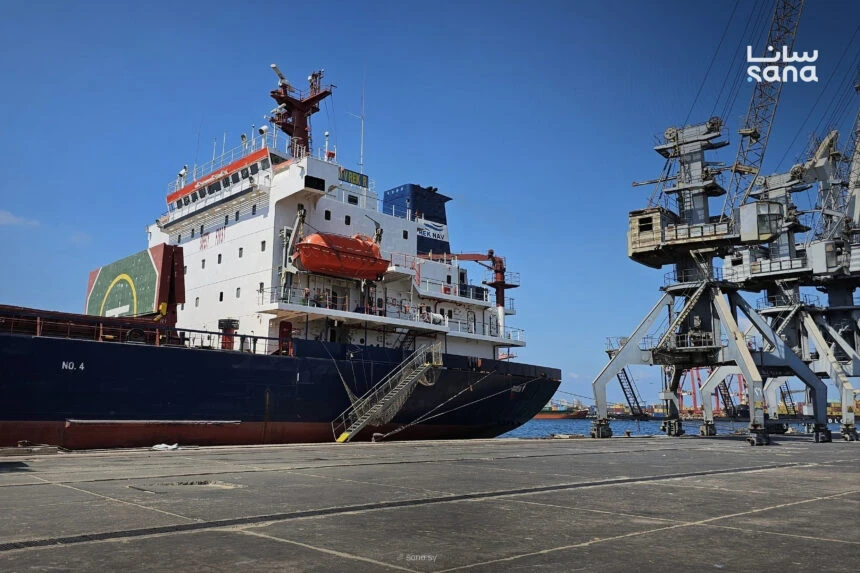 باخرة محمّلة بآلاف أطنان القمح تصل إلى مرفأ اللاذقية لدعم المخزون الغذائي