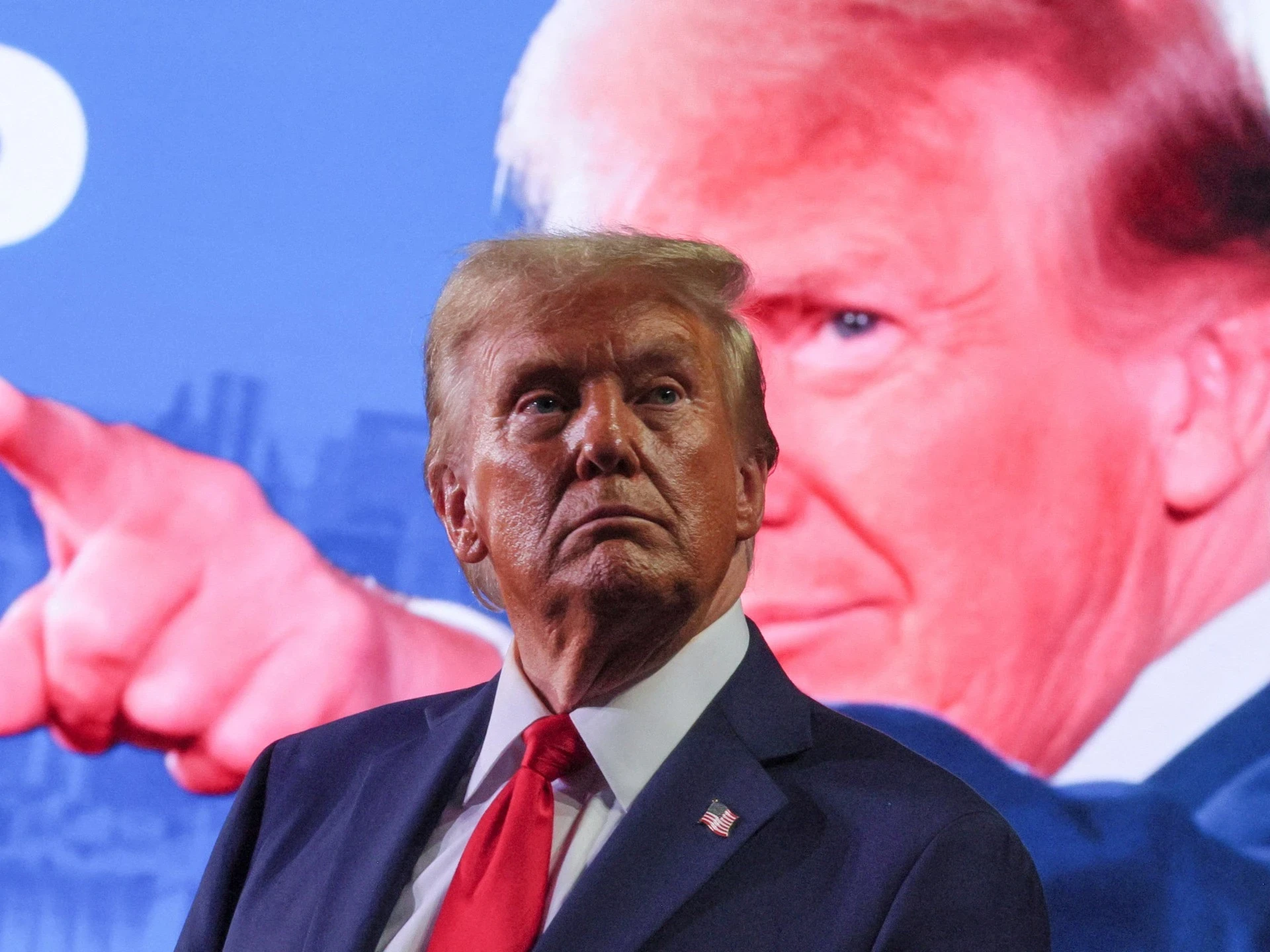 ترامب يصدر أمرًا تنفيذيًا يهـ.ـد.د بترحيل الأجانب والطلاب