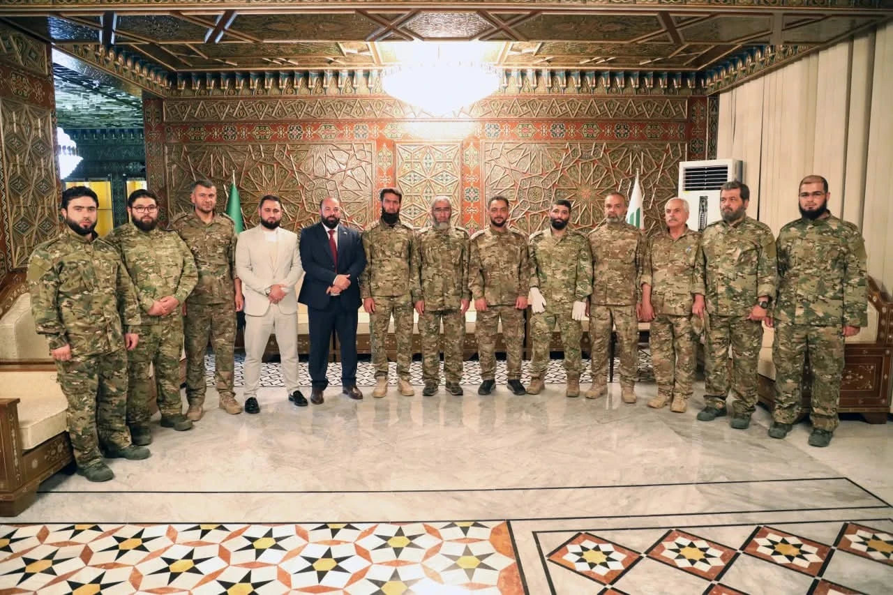 استقبال 200 حاج من جرحى الدفاع في مطار دمشق ضمن منحة رئاسية