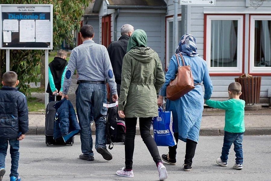 ألمانيا تخطط لترحيل لاجئين إلى سوريا وأفغانستان: مواقف متباينة بين النمسا وسويسرا