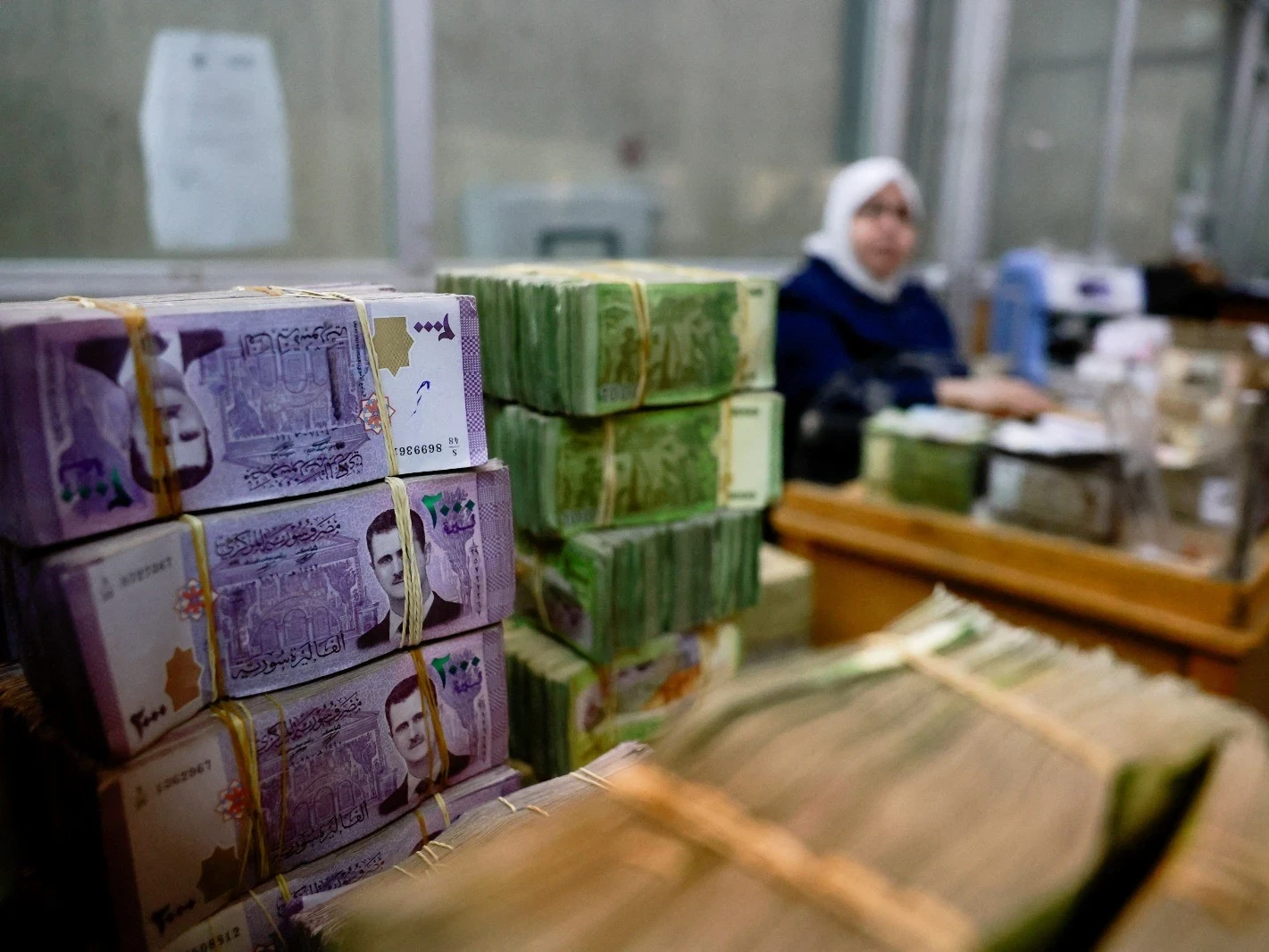 تجمـيد الحسـابات المصـرفية للشـركات والأفراد المرتبـطـين بالنظام السابق