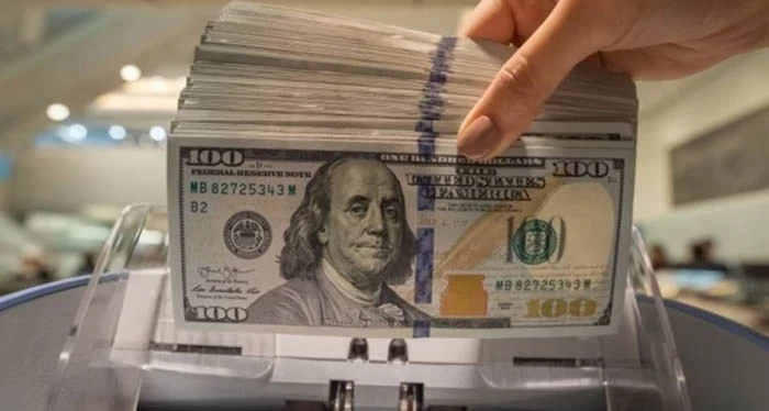 سعر صرف الدولار الأمريكي يؤرق التجار وبائعي الجملة