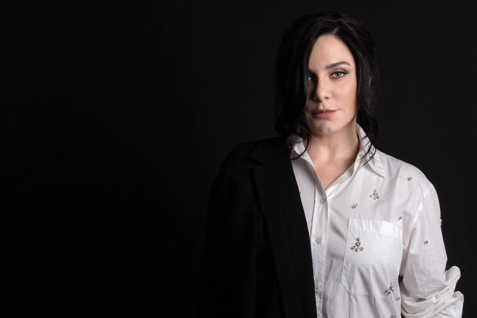 فنانون سوريون يطالبون بتجريم إنكار جـ.ـرائم الحـ.ـرب ويعلقون على تصريحات سلاف فواخرجي