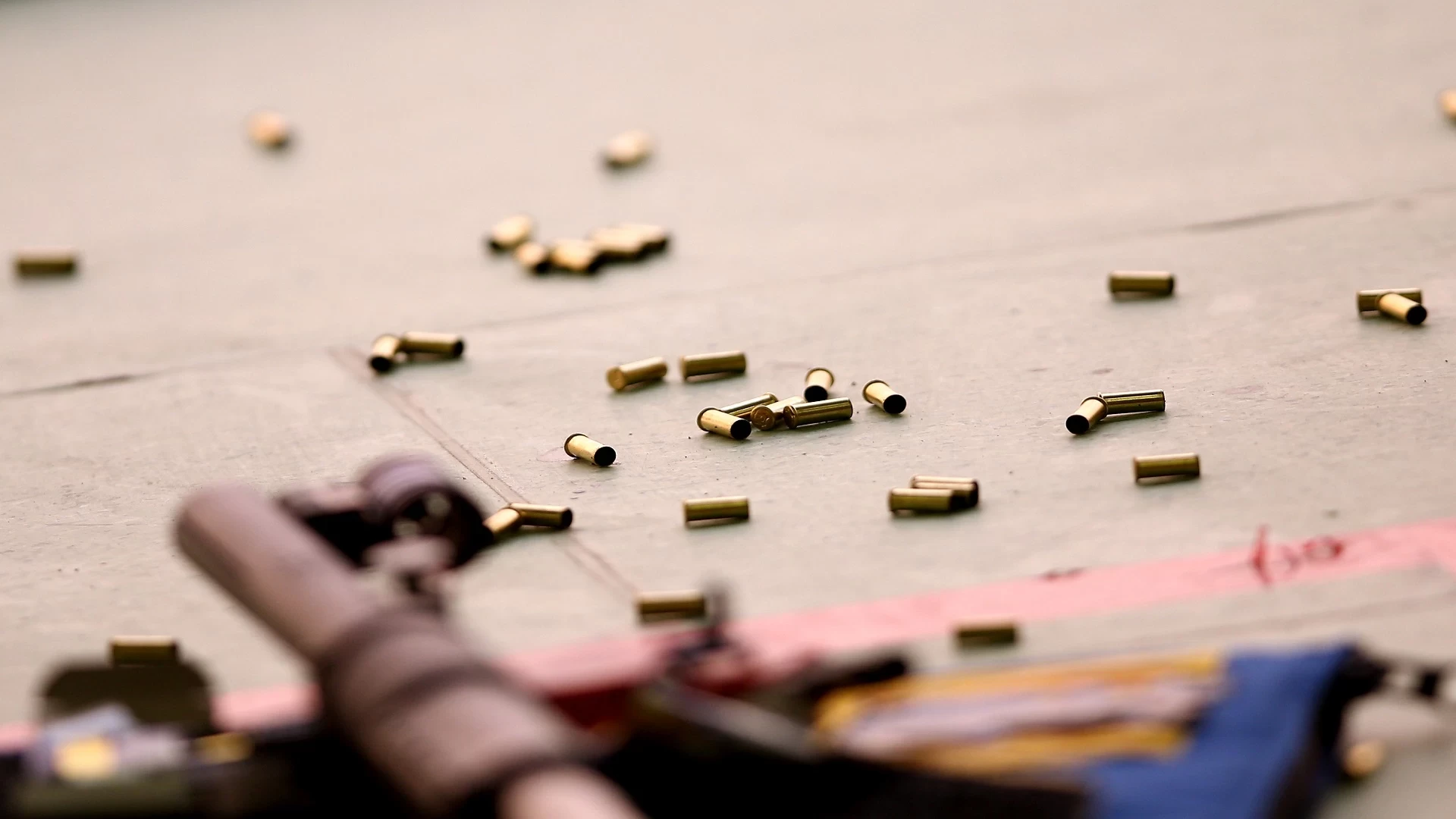 فرحاً بشفائها... شاب يقتل والدته المسنة بالخطأ في سوريا