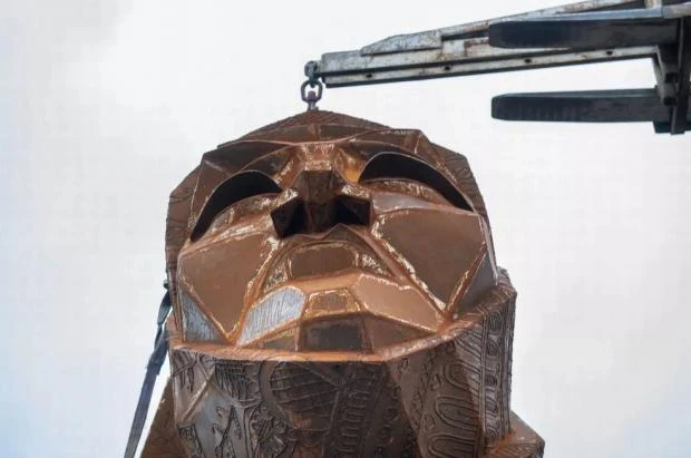 أول تمثال في العالم لامرأة ترتدي الحجاب في بريطانيا