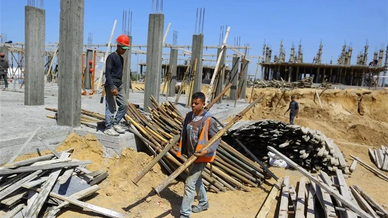 ارتفاع أسعار مواد البناء يعوق عودة المهجّرين في شمال سوريا: تكلفة إعادة الإعمار تتضاعف
