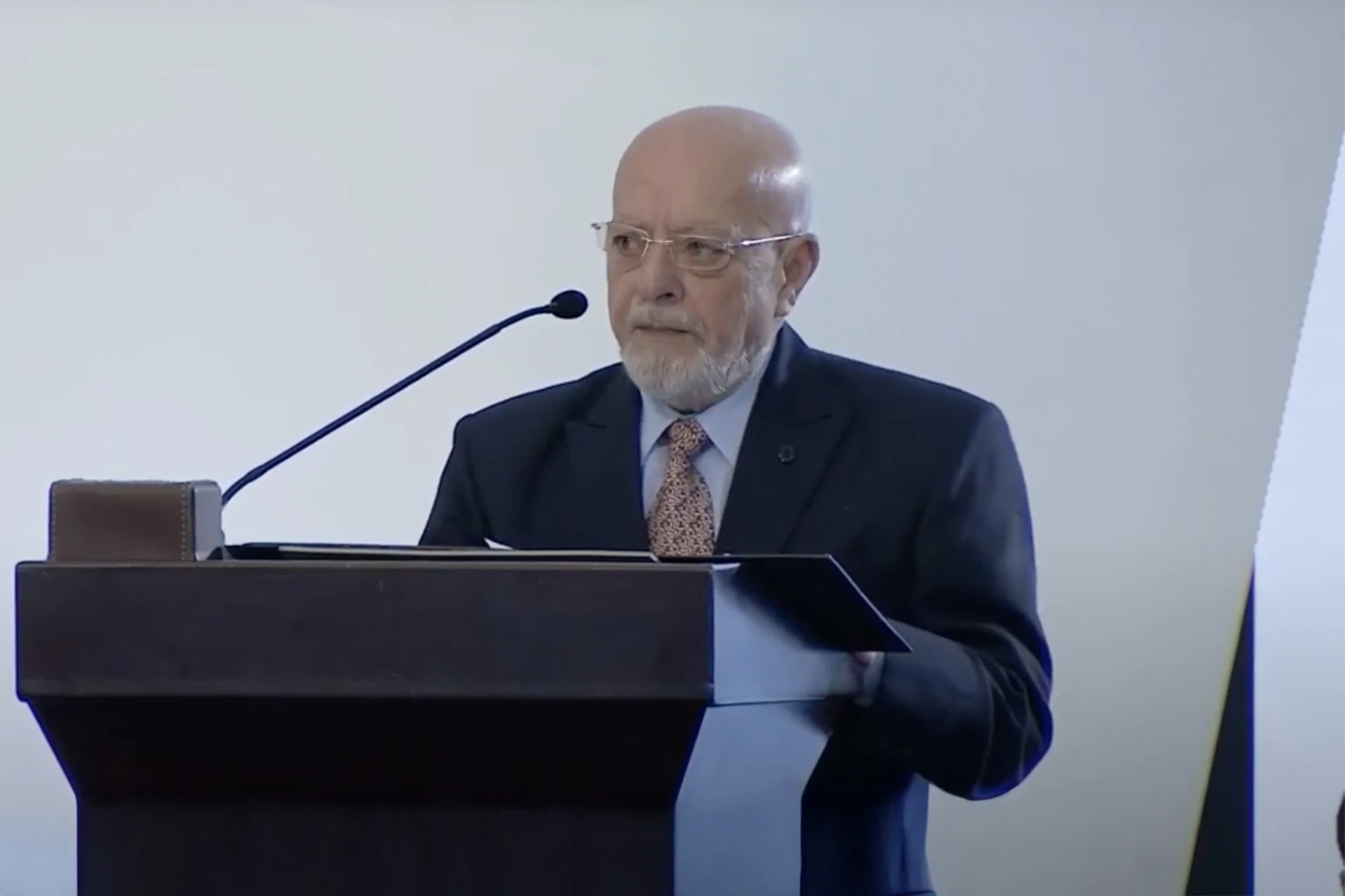 وزير الاقتصاد يكشف ملامح نموذج اقتصادي جديد لسوريا ويعد بضبط السوق ومحاربة الفساد