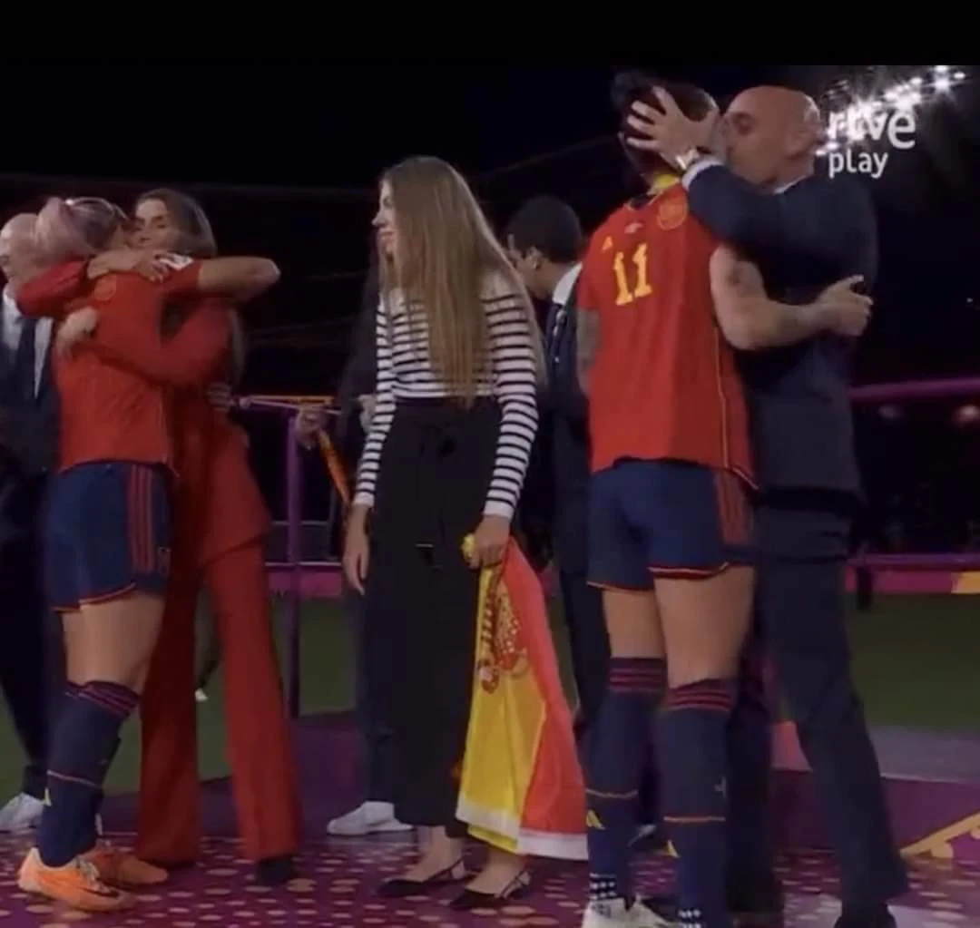 تصرف مثير للجدل: انتقادات حادة لرئيس الاتحاد الإسباني لكرة القدم ومطالبات بإقالته