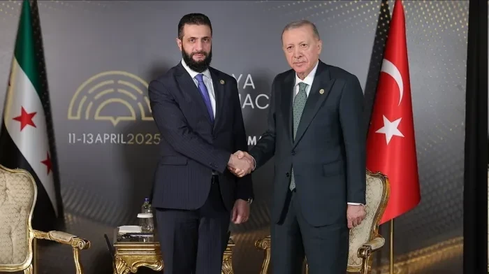 أردوغان يرحب برفع العقوبات الأوروبية عن سوريا ويعلن قرب استئناف الرحلات الجوية بين البلدين