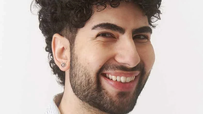 نـجاح شاب سوري لاجئ في السويد يؤسـس شركة تجمـيل ويصـبح خبيـرًا في العناية بالبشرة