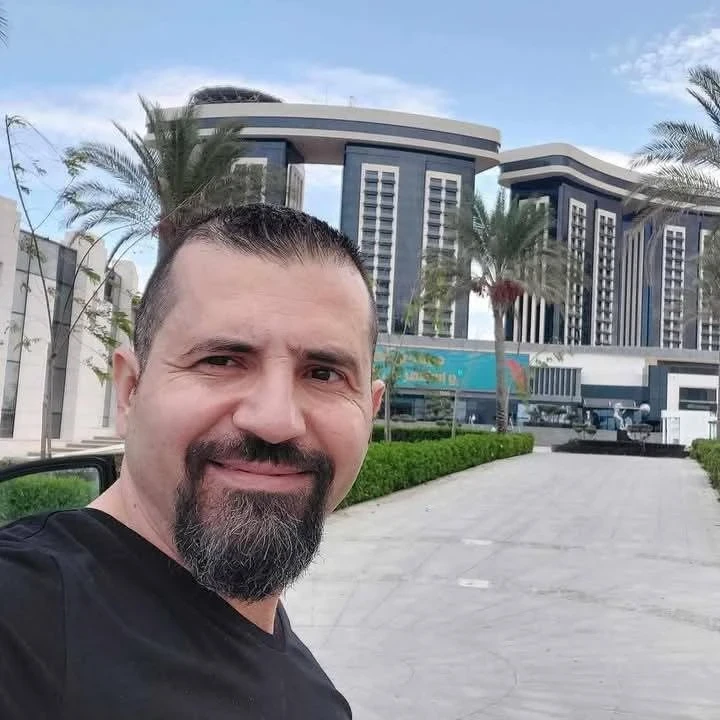 إعلامي سوري يتعرض لإصابات بالغة بعد توقيفه في حمص بسبب مرافقته لخطيبته