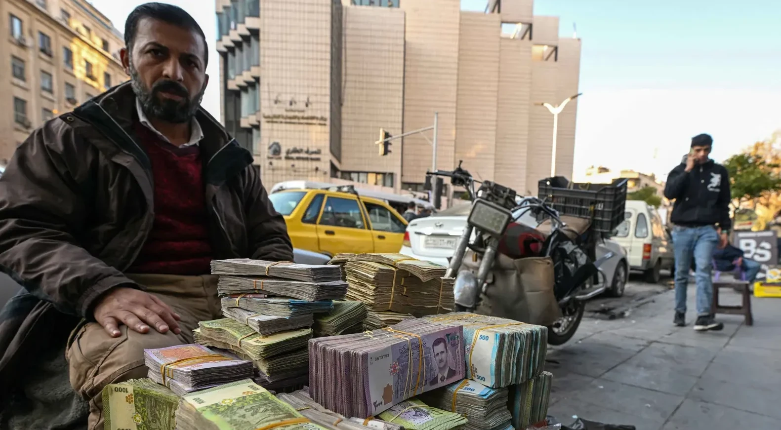 عميد كلية الاقتصاد بجامعة دمشق ينتقد سياسات المركزي: سياسة تجفيف السيولة تدفع الاقتصاد نحو الركود