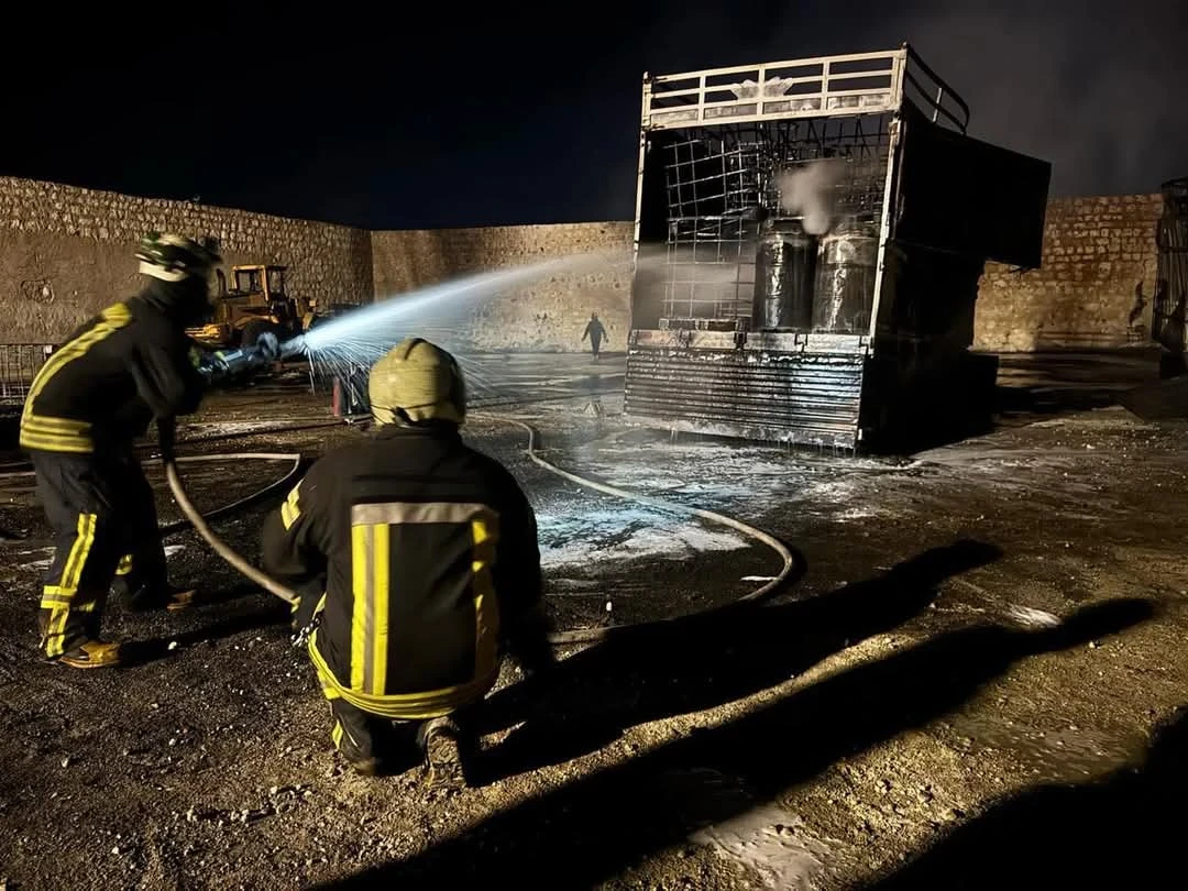 حريق ضخم قرب مطار حلب الدولي والدفاع المدني يتدخل بسرعة للسيطرة عليه