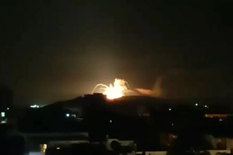 انفـجـ.ـار سيـارتين في ريف حمص الشرقي يسـبـب أضـ.ـرارًا مادية